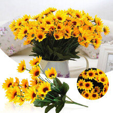 Enkele kunstbloemen van imitatiezijde voor de woonkamer, bloemstuk met zonnebloemen.