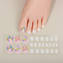 En el salón, pedicura a domicilio, tiras de gel para uñas de los pies, curado UV LED, envoltura para decoración de uñas.