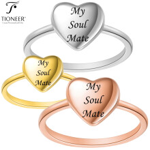 Anello di fidanzamento carino, elegante e delicato in acciaio inossidabile con design a cuore e parte superiore piatta, con incisione GRATUITA.