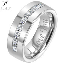Ring van 8 mm, gemaakt van hoogglanzend sterlingzilver 925, bezet met 9 kubieke zirkonia steentjes van 2,5 mm, inclusief gratis gravure.