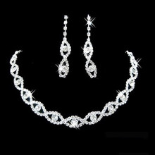 Set di gioielli da sposa composto da collana intrecciata con strass e orecchini pendenti.