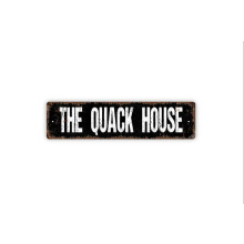 Het Quack House-bord, geschikt voor kippenhokken, pluimvee en eenden, is een rustiek metalen straatnaambord of deurbordje. Afmetingen: 4x16 inch.