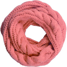 Cachecol feminino de inverno com trama canelada grossa e formato infinito.