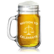 Caneca de vidro estilo Mason Jar de 473ml com alça, ideal para presentear advogados e formandos em Direito.