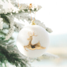 Karácsonyi díszek, 2,36"-os fehér, pelyhesített golyók betűmedálokkal, karácsonyfával kompatibilis, dobozos ajándékkészlet