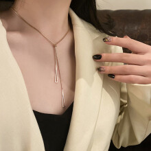 Collana con ciondolo rosa a forma di triangolo cavo, catena regolabile con nappina anallergica, accessorio sexy da donna dai colori resistenti.