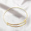 Pulseira feminina simples, ajustável e versátil, com fecho deslizante. 2