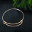 Pulseira feminina simples, ajustável e versátil, com fecho deslizante. 4