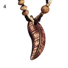 Collana lunga da donna in stile boho con ciondolo a forma di elefante, delfino, pesce, foglia e perline di legno.
