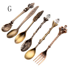 6pcs/set Dessert Spoons Coffee Spoon Teaspoon Vintage Royal Style Metal Carved Fruit Dessert Spoons for Kitchen Dining Bar