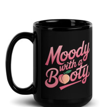 Caneca preta brilhante com gíria engraçada de pêssego, "Moody With A Booty" (443 ml)