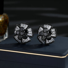 Neue, elegante Retro-Ohrstecker mit funkelnden Zirkonia-Farben und dreidimensionaler Blumenapplikation.