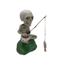 Halloweenska záhradná dekorácia s rybárskou kostrou, mini soška do jazierka, k bazénu, do kancelárie - jedinečný darček, kompatibilný s