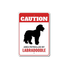 Patrolowany przez labradoodle'a. Metalowy znak ostrzegawczy dla psa. Kojec dla psa. Rozmiar łapy psa: 8x12 cali.