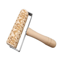 Rolo de madeira com relevo natalino, ideal para assar pizza, antiaderente, com estampa gravada para biscoitos de Natal.