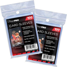 Sacos plásticos macios (capas para cartas) para guardar cartas colecionáveis individualmente.
