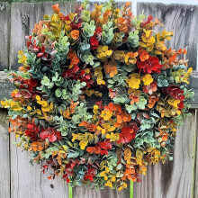 Künstlicher Herbstkranz (35 cm Durchmesser) für die Haustür, Eukalyptuskranz mit orangefarbenen Blättern, Herbstliche Dekoration im Landhausstil