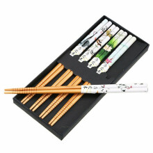 Hashis e macarrão de bambu para sushi