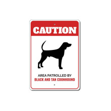 Patruljert av Black and Tan Coonhound Forsiktig Metallskilt Hundehus Rase Hundestørrelse: 8x12 tommer
