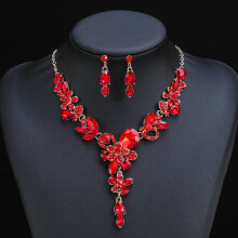 Lente Nieuwe Europese en Amerikaanse retro ketting en oorbellen, tweedelige set met bloem en kristal, dubbele bloem