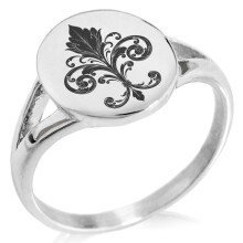 Anillo de sello minimalista ovalado pulido con parte superior pulida y flor de lis ornamentada de acero inoxidable.