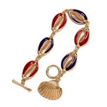 Pulseira feminina de moda praia com fecho de alternância em esmalte e contas de conchas de búzios.