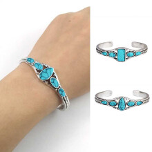 Pulseira vintage Rygai com turquesas, entalhada e vazada, em liga metálica.