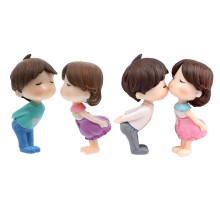 Conjunto de 2 enfeites de casal para casa de bonecas, acessórios fofos para decoração, tons terrosos, amantes de bolo, plástico PVC.