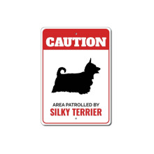 Silky Terrier által járőrözve Figyelmeztetés Fémtábla Kutyakennel Fajta Kutya Mancs Kisállat Méret: 8x12 hüvelyk