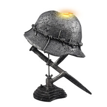 Luminária de mesa Gnobogi, peça decorativa feita com capacete e baioneta de soldado da Segunda Guerra Mundial, ideal para entusiastas do tema