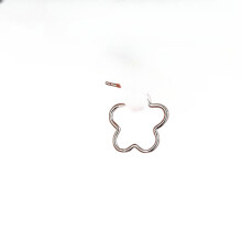 Rosa Ohrringe mit geometrischem Muster und Goldrand in Steinoptik. Schlichte und vielseitige Ohrringe für Damen.