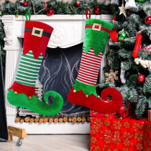 Decoração de interiores com Papai Noel, suporte independente para meias de Natal e flores artificiais.