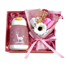 Geschenkbox mit vollem Blumenstrauß und Wasserbecher für Muttertag, Geburtstag, Geschäftspartner, als kleines Geschenk, für besondere Anlässe