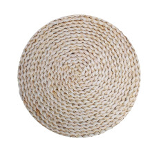 Sets de table bohèmes en rotin, parfaits pour les fêtes, la cuisine et les repas de style campagnard. En jute.