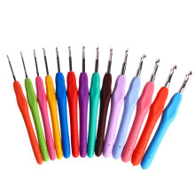 Juego de 14 ganchos de ganchillo con mango suave y agarre ergonómico, incluye un cómodo gancho para botones, ideal para principiantes y adultos.