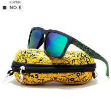 KDEAM Iøjnefaldende polariserede solbriller til mænd. Mat sort stel. Malede Temple Play-Cool solbriller med etui. C6Skull lynlås etui.