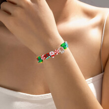 Kerstversiering: Charmante armband van zachte klei met kerstrendieren en snoepboom - Perfect kerstcadeau voor vrouwen