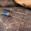 Brincos geométricos RSAMD com pingente de cristal de quartzo e corrente dourada. 3