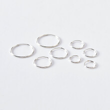 Set di 4 paia di orecchini a cerchio classici in argento di Claire's, gioielli di moda senza tempo per donna.