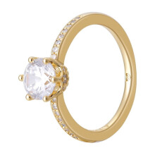 Anel feminino em ouro rosa com três anéis escalonados e densamente cravejados. Leveza e luxo em um toque delicado. Um anel que exala temperamento.