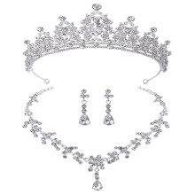 Ensemble de bijoux de mariage : diadème, boucles d'oreilles, collier et accessoires pour la tête de la mariée