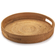 Rundes Serviertablett aus Rattan mit Griffen für Frühstück, Getränke und Snacks, ideal für den Couchtisch oder als Dekoration.