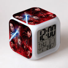 Sveglia digitale HANNTAOO per bambini, con motivo Star Wars, LED a 7 colori, termometro, luce notturna, regalo per bambini e bambine.