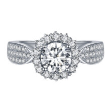 Luxe damesring met ronde strass-steentjes, ingelegd als ring, perfect als aanzoek of als feestelijk sieraad.