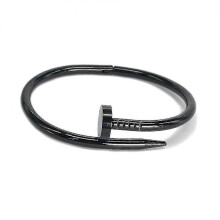 Modernes Edelstahl-Armband mit Nagelkopf, glatte Oberfläche, schwarz