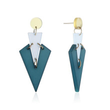 Brincos geométricos fluorescentes criativos e exagerados para mulheres, brincos triangulares chamativos em azul claro, leves e confortáveis.