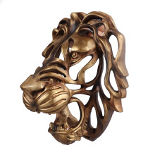 Escultura de parede em resina com cabeça de leão, vívida e decorativa, ideal para sala de estar.