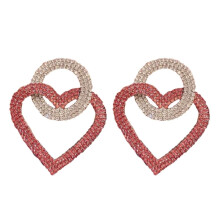 Dames oorbellen met strass steentjes in de vorm van een rond hartje, perfect als feestelijk sieraad of cadeau.