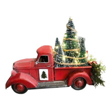 Vintage rode metalen klassieke rustieke pick-up truck met kerstboomversieringen, voor kersttafeldecoratie