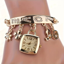 Glamouröse Damen-Armbanduhr mit Alphabet-Motiv – Modische Quarzuhr mit Blumenapplikation – Elegantes Tonneau-Design für einen schicken